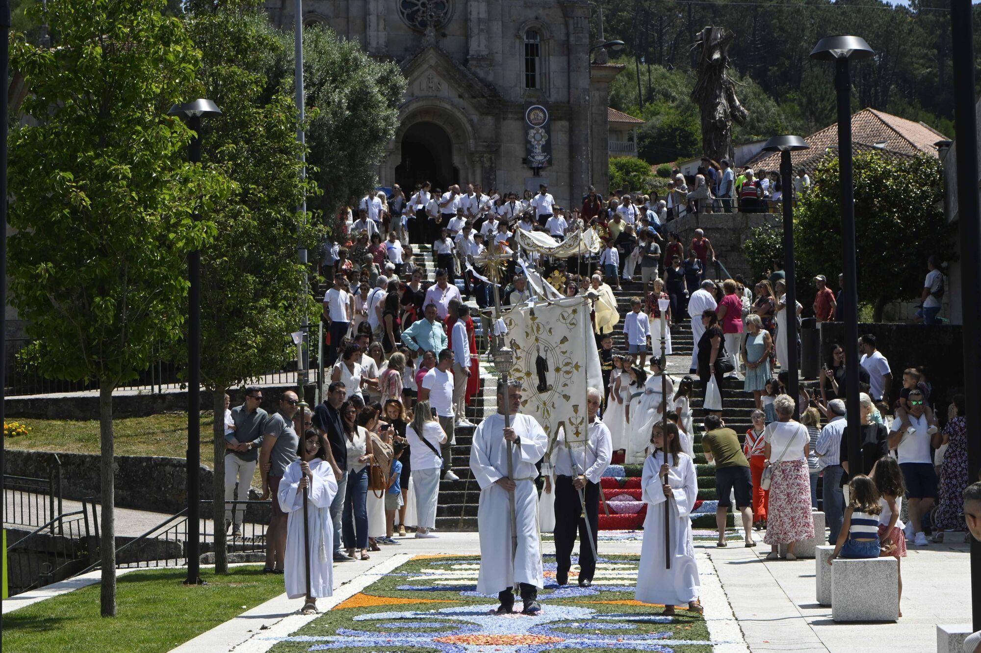 Los más de mil alfombristas de Gondomar desplegaron imaginación
con diseños tan curiosos como un retrato de David Bowie
