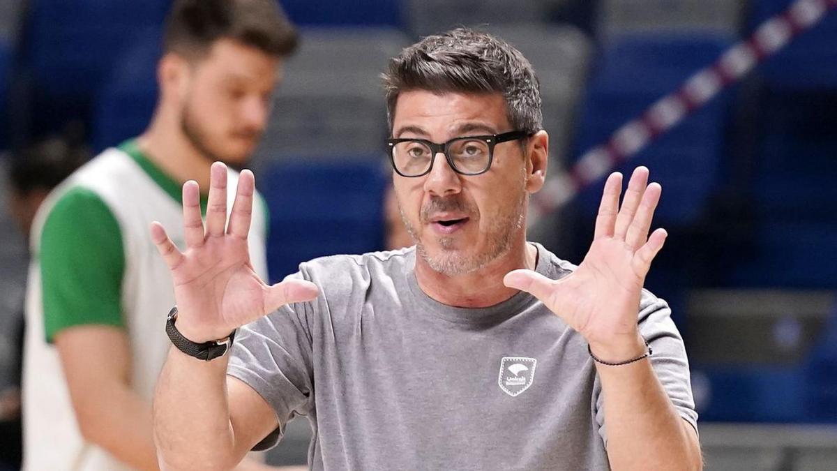Fotis Katsikaris, durante el entrenamiento de ayer viernes del Unicaja en el Martín Carpena.