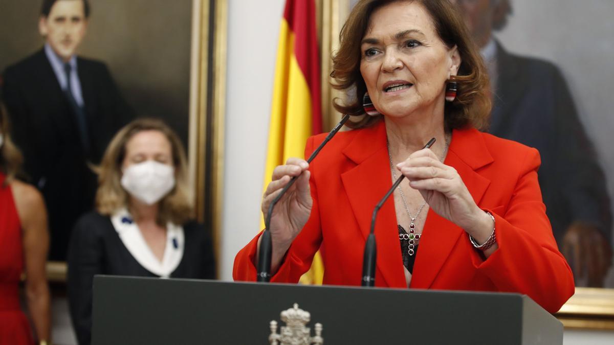 La ya exvicepresidenta del Gobierno, Carmen Calvo, felicita a su sucesor, Félix Bolaños, nuevo ministro de la Presidencia, Relaciones con las Cortes y Memoria Democrática, este 12 de julio de 2021 en la Moncloa.