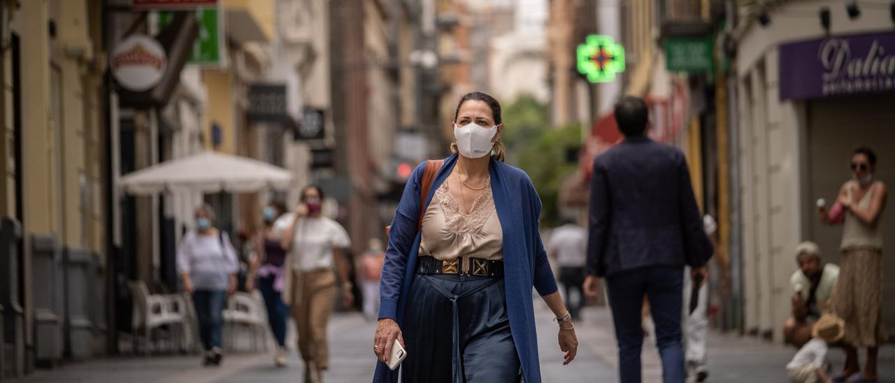 Personas con mascarilla por las calles de Santa Cruz de Tenerife