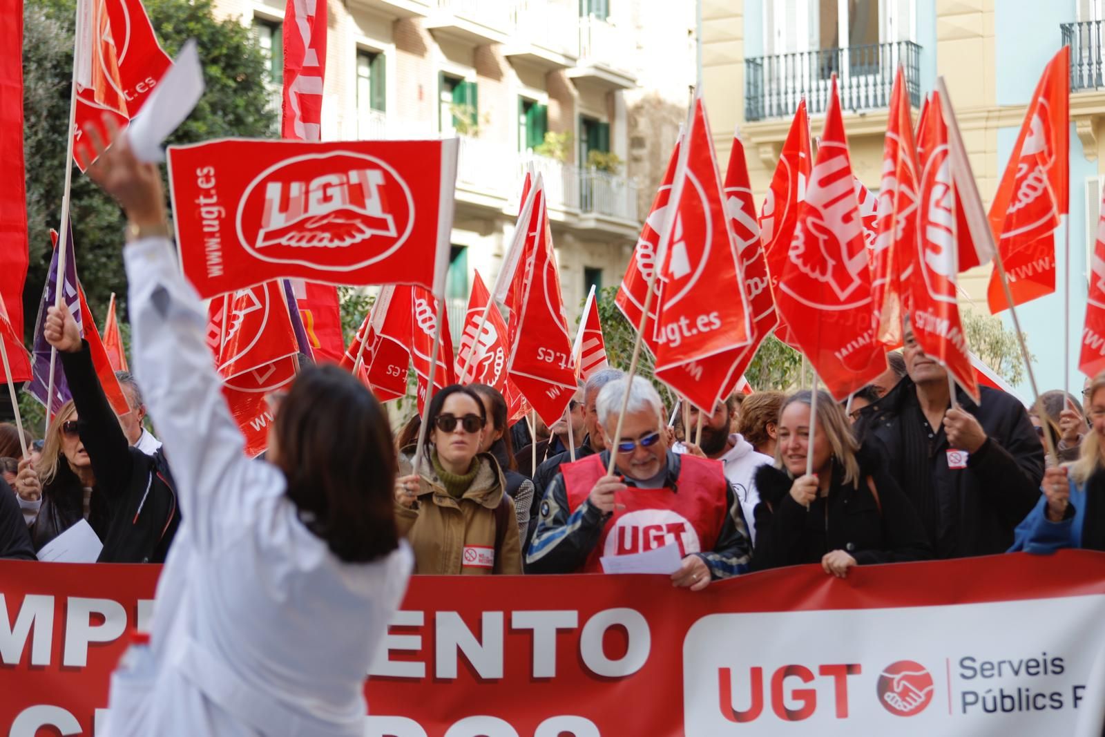 UGT y CCOO se manifiesta por el personal laboral a extinguir de Sanidad