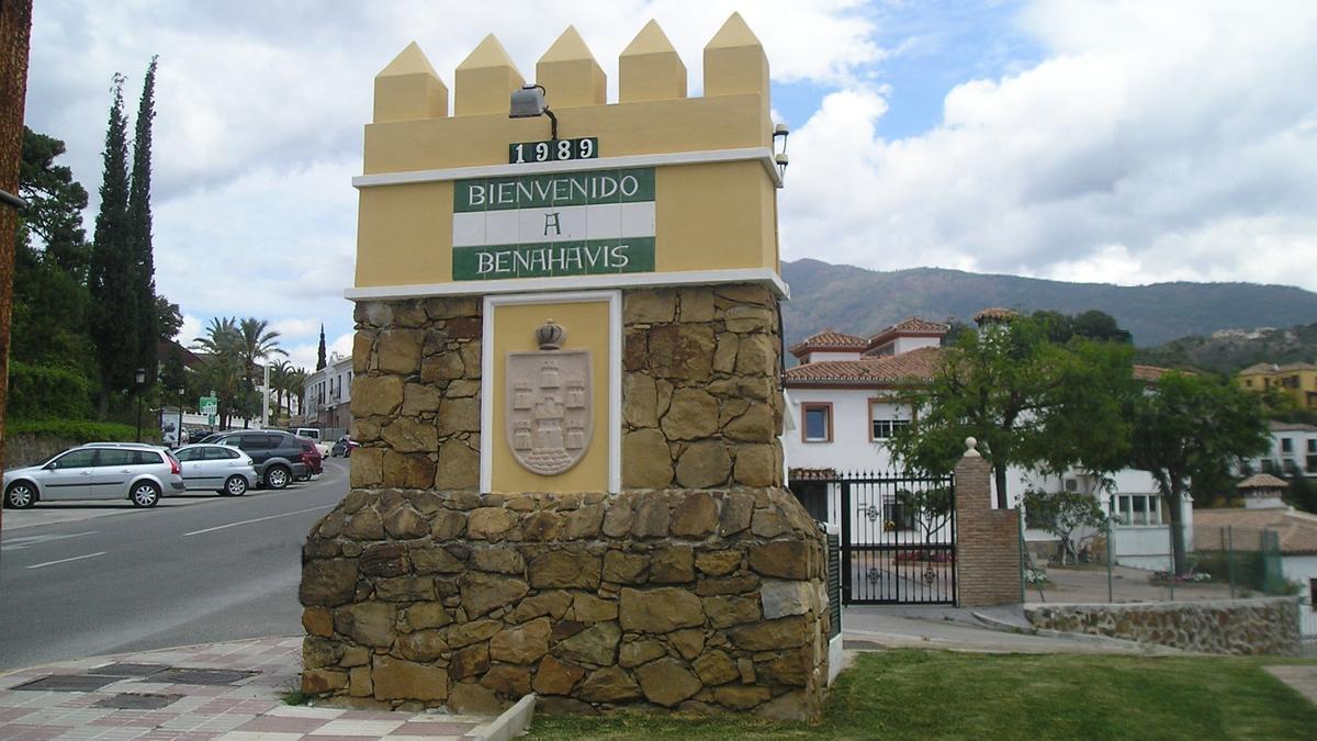 Monumento que da la bienvenida a los visitantes en Benahavís.