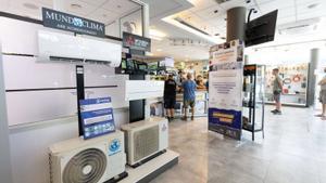Aires acondicionados y ventiladores expuestos en CB Electric. | VICENT MARÍ