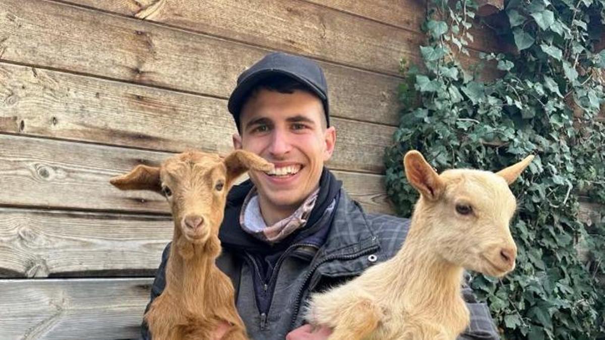 El 'agroinfluencer' catalán Arnau Serrado, de 24 años, posando con sus cabras.