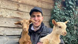 El agroinfluencer catalán Arnau Serrado, de 24 años, posando con sus cabras.