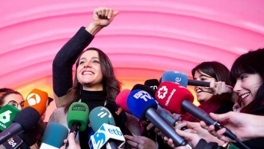 Inés Arrimadas saluda a l&#039;arribar a la Plaça de la Universitat.