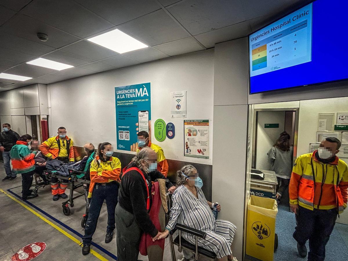 Las Urgencias del Hospital Clínic de Barcelona, con una media de espera de hasta 10 horas, este martes. Las Urgencias del Hospital Clínic de Barcelona, con una media de espera de hasta 10 horas, este martes.