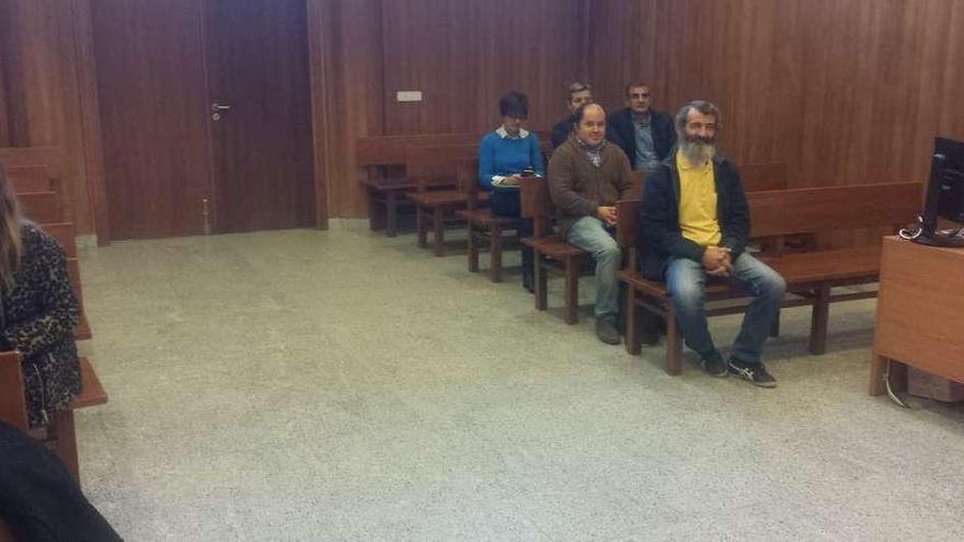 José Bermúdez, en el banco de la sala, antes de empezar el juicio en Pontevedra. // F.G.S.