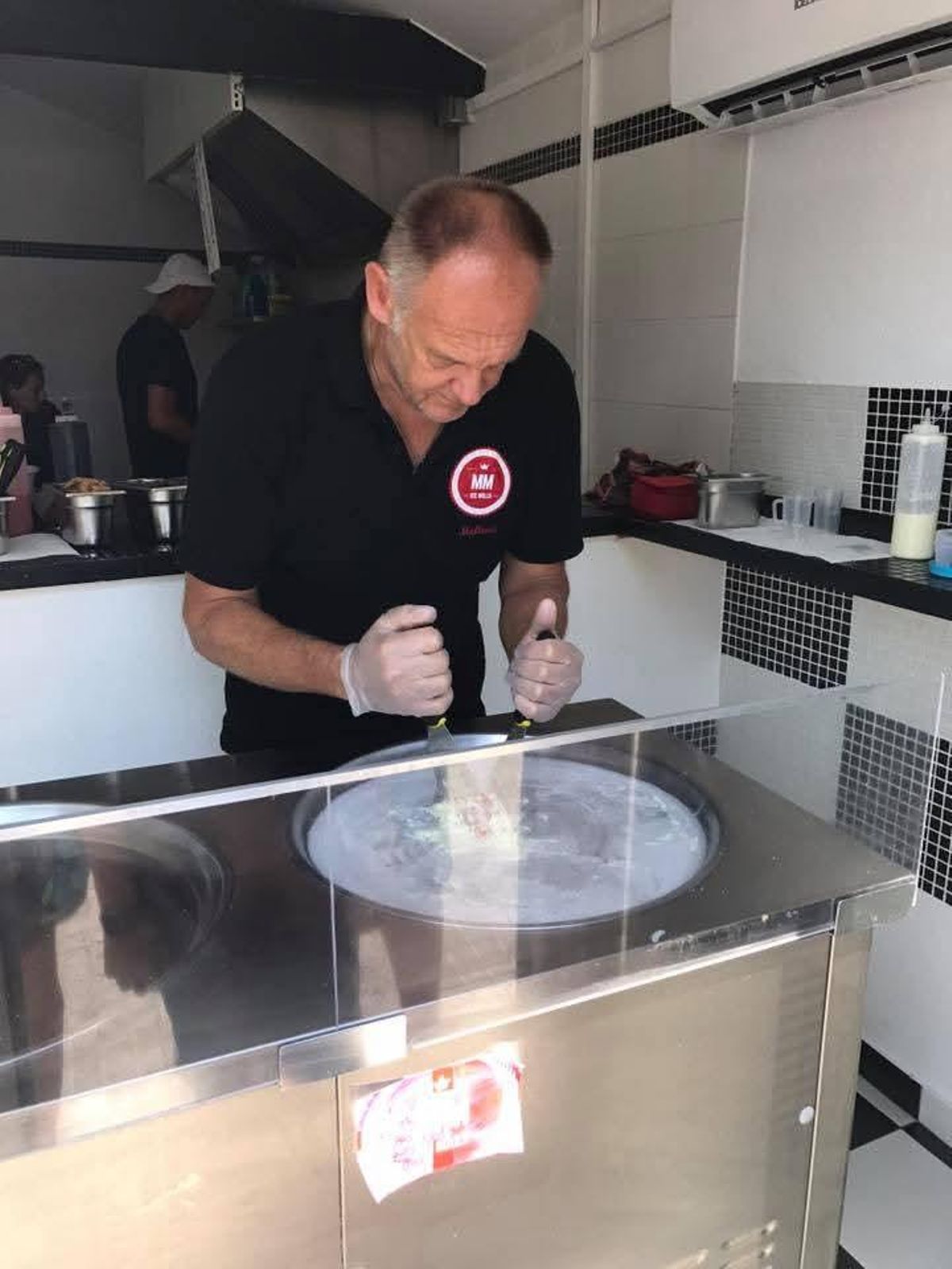 Holger Bombien im Lokal "Ice Rolls Mallorca".