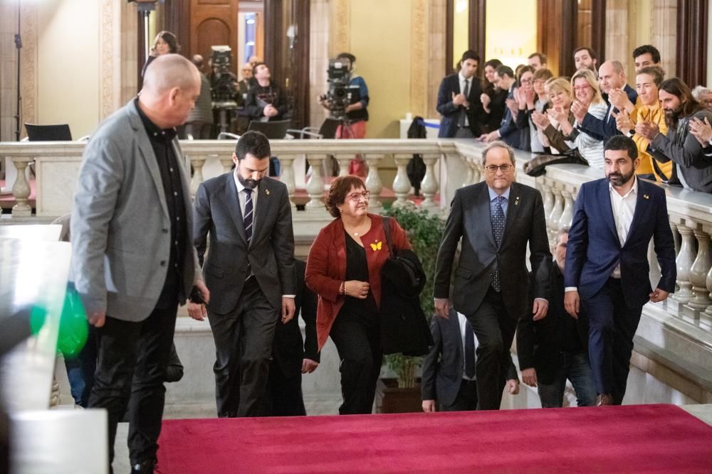 Els consellers a la presó arriben al Parlament.