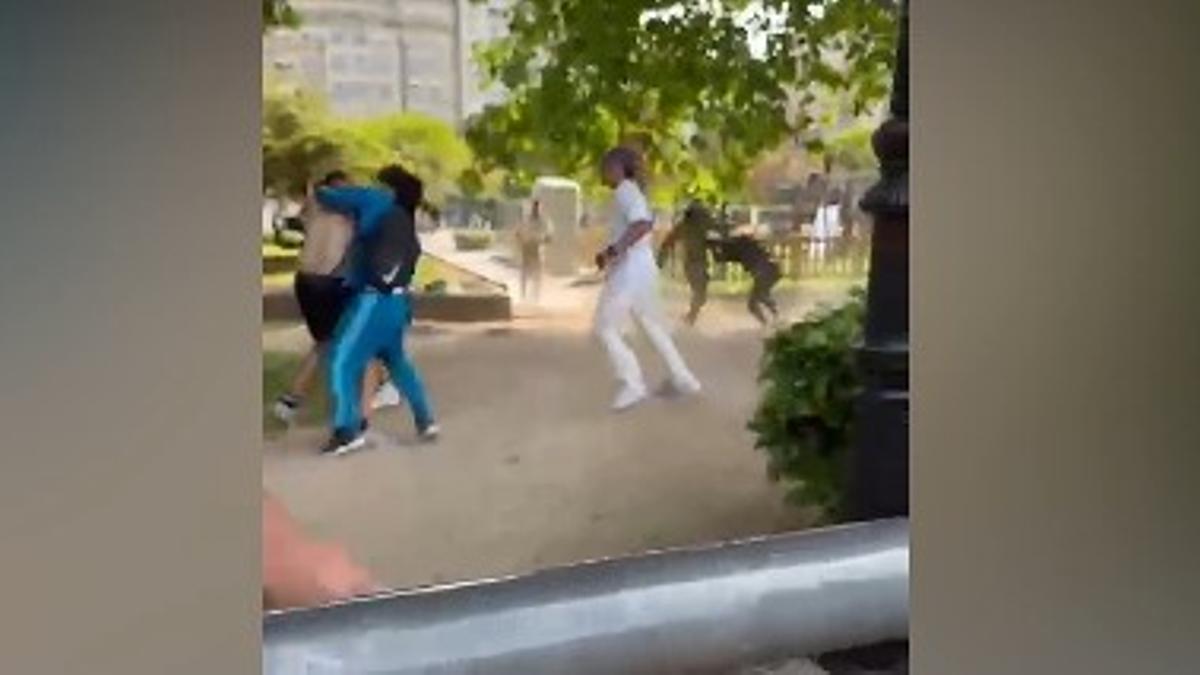 Momento de la pelea en la plaza de Barcelos.