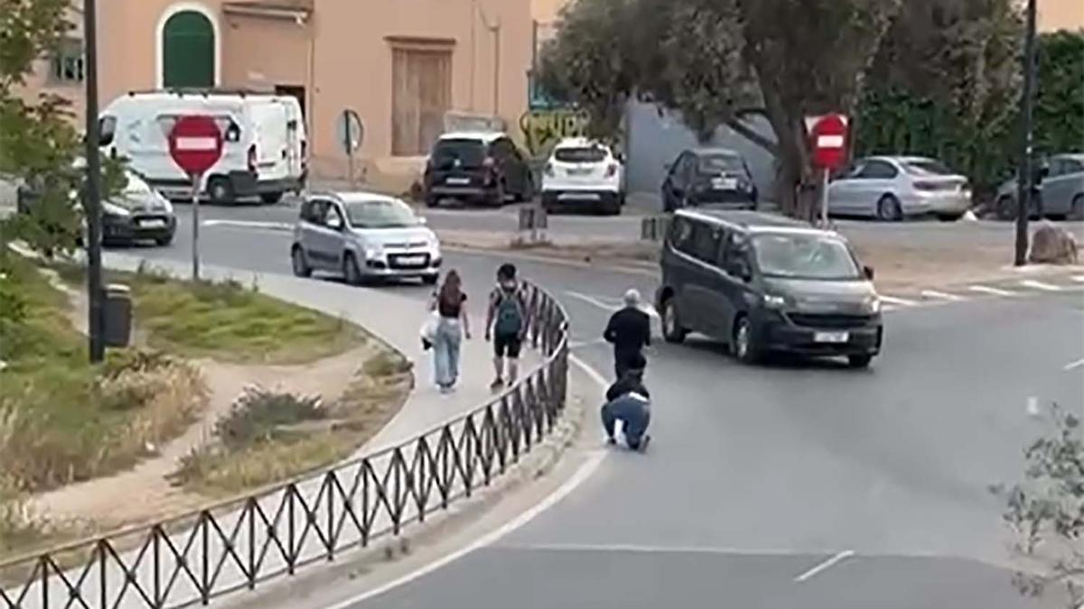 Una pareja se pelea y deja el coche en medio de una carretera en Ibiza.