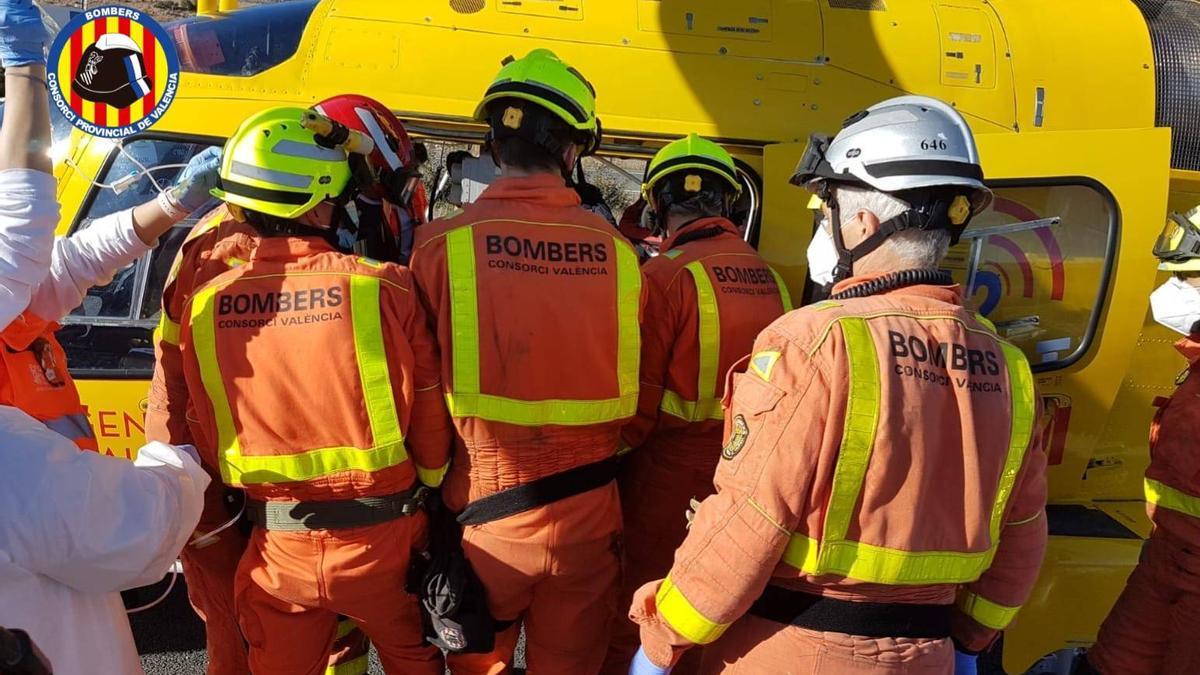 El vuelco de un camión de naranjas produce colas kilométricas en la A-7