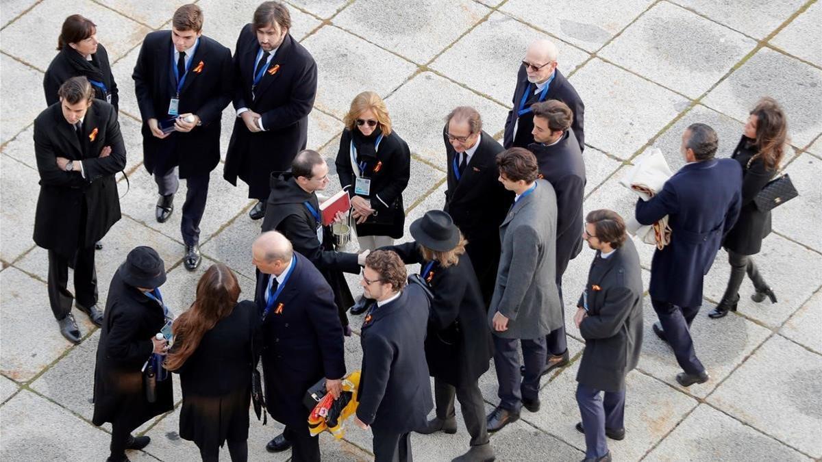 Los familiares de la familia Franco son recibidos por el prior de la basílica del Valle de los Caídos.