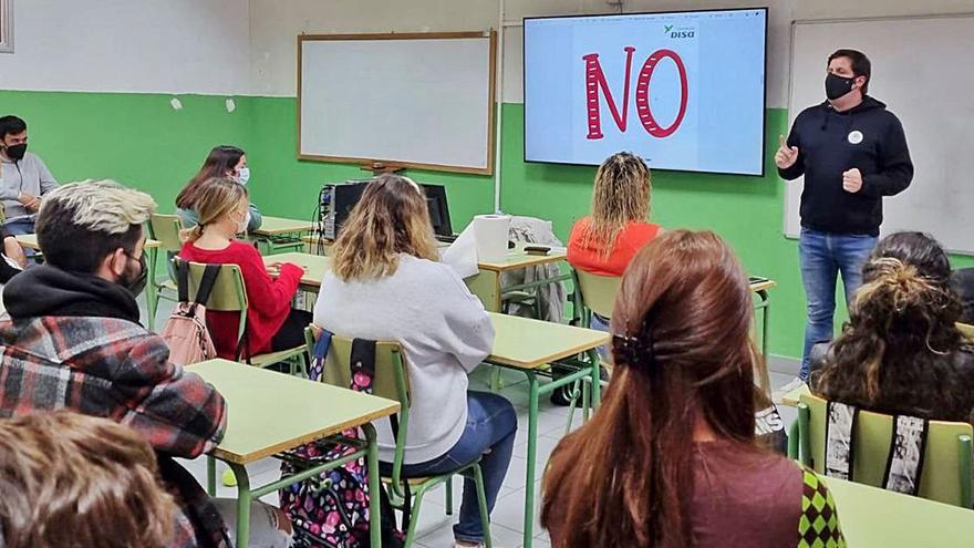 Arriba Daniel Mesa. Debajo, el payaso tinerfeño durante una de las charlas en un instituto de las Islas.