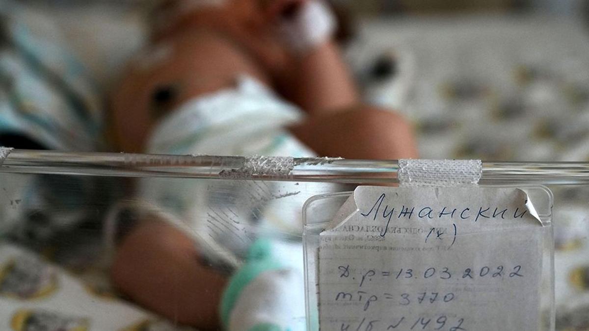 Un bebé ucraniano nacido el pasado 13 de marzo, en plena invasión rusa del país.  / BORJA SÁNCHEZ TRILLO - EFE