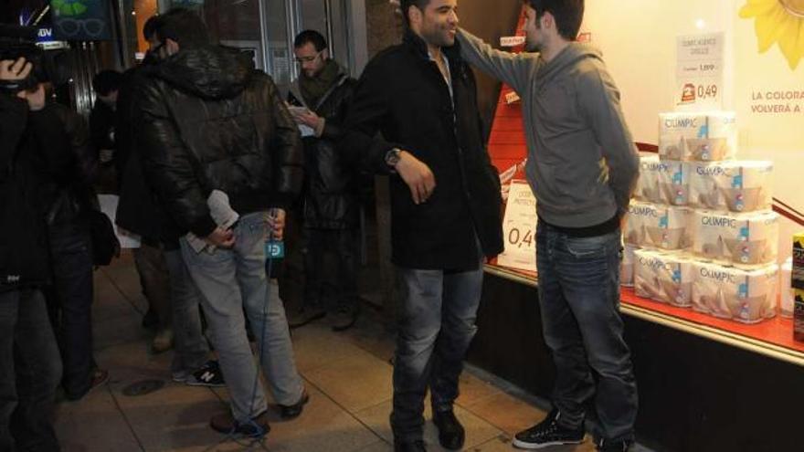 Bodipo y Saúl se despiden a la puerta del club en la plaza de Pontevedra. / 13fotos