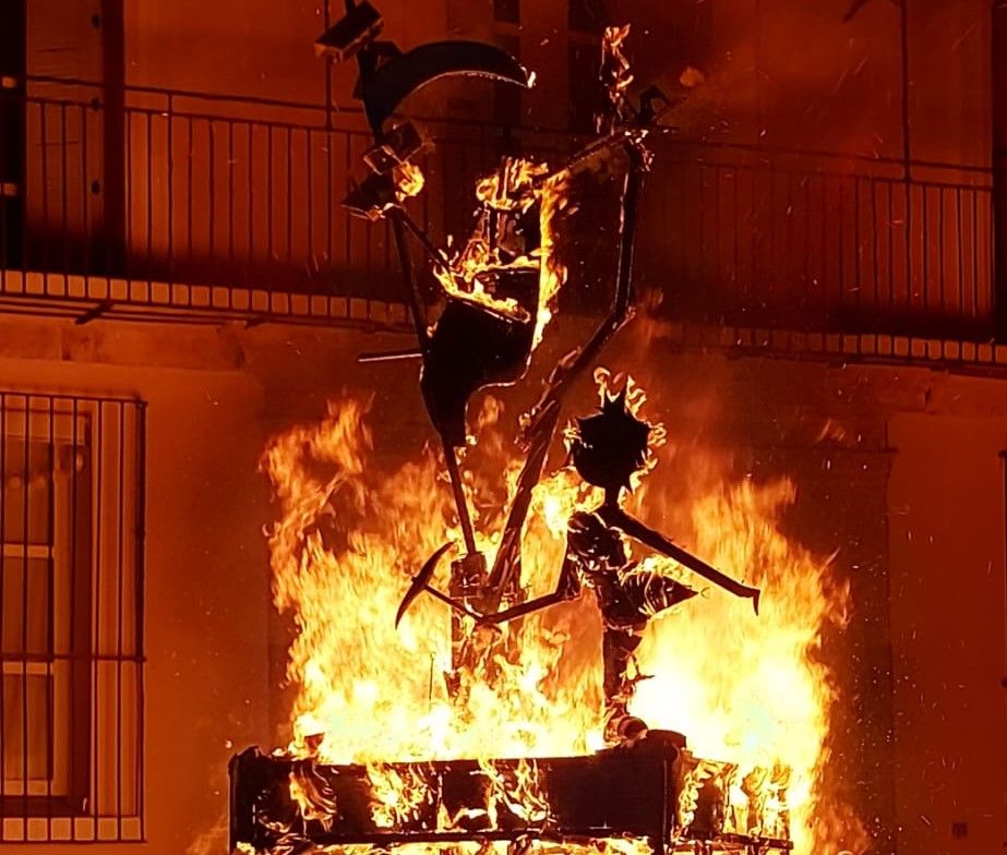 Así ardió la Falla del Siglo XIX plantada por la Agrupación del Carmen