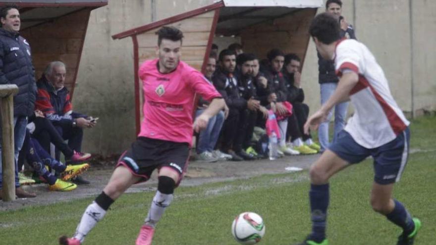 Damián trata de avanzar ante un jugador del Industrial en el encuentro de la primera vuelta.