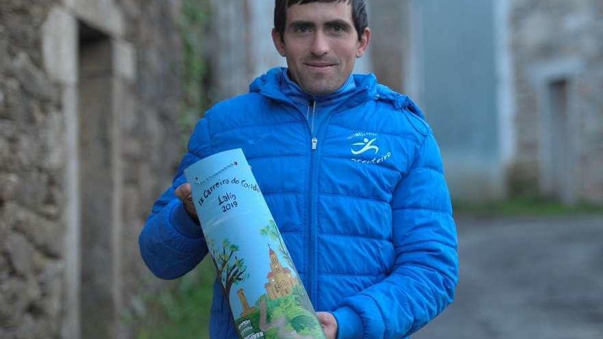 El atleta de Vilatuxe posa con su trofeo, ayer, ante su vivienda. // Bernabé/Javier Lalín