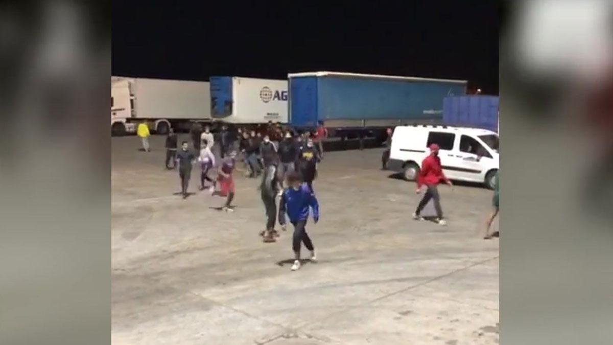 Un grupo de menas intenta cruzar el Estrecho desde Melilla abordando un ferry