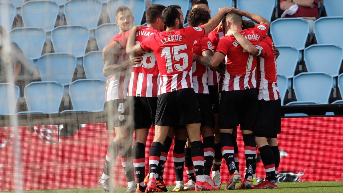 Los futbolistas del Athletic felicitan a Williams por su gol.