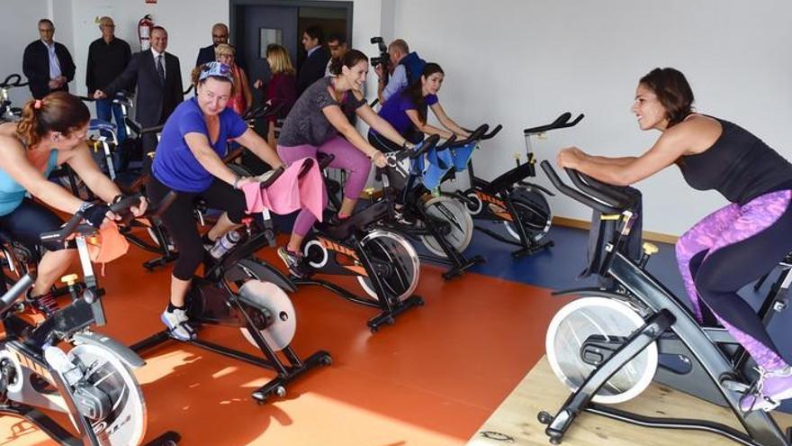 Mujeres practican spinning durante la inauguración del Pabellón Polideportivo del Cono Sur.