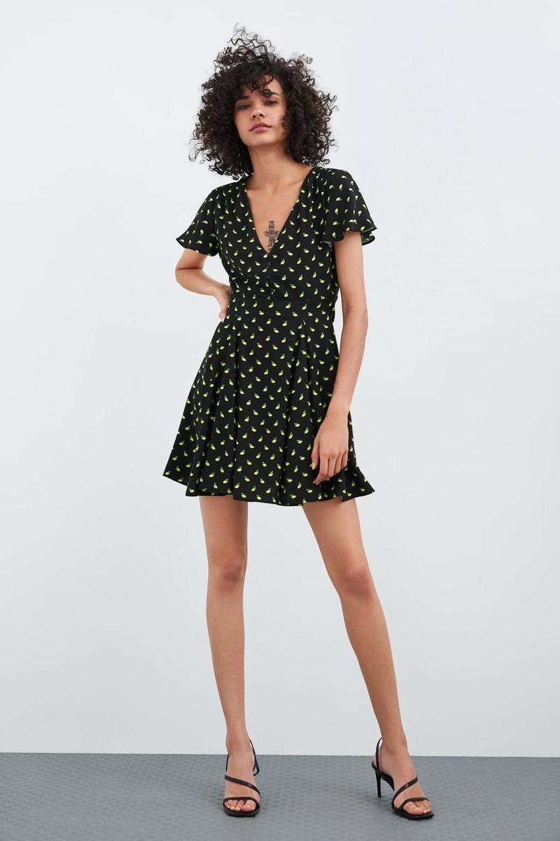 Vestido con estampado de limones, de Zara