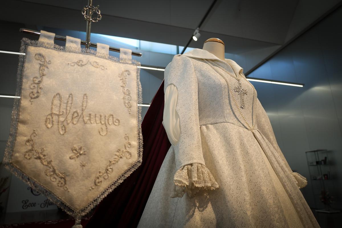 Uno de los detalles del traje con el Aleluya.