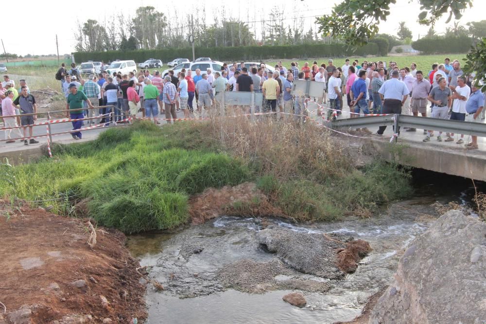 Protesta agricultores por el sellado del desagüe