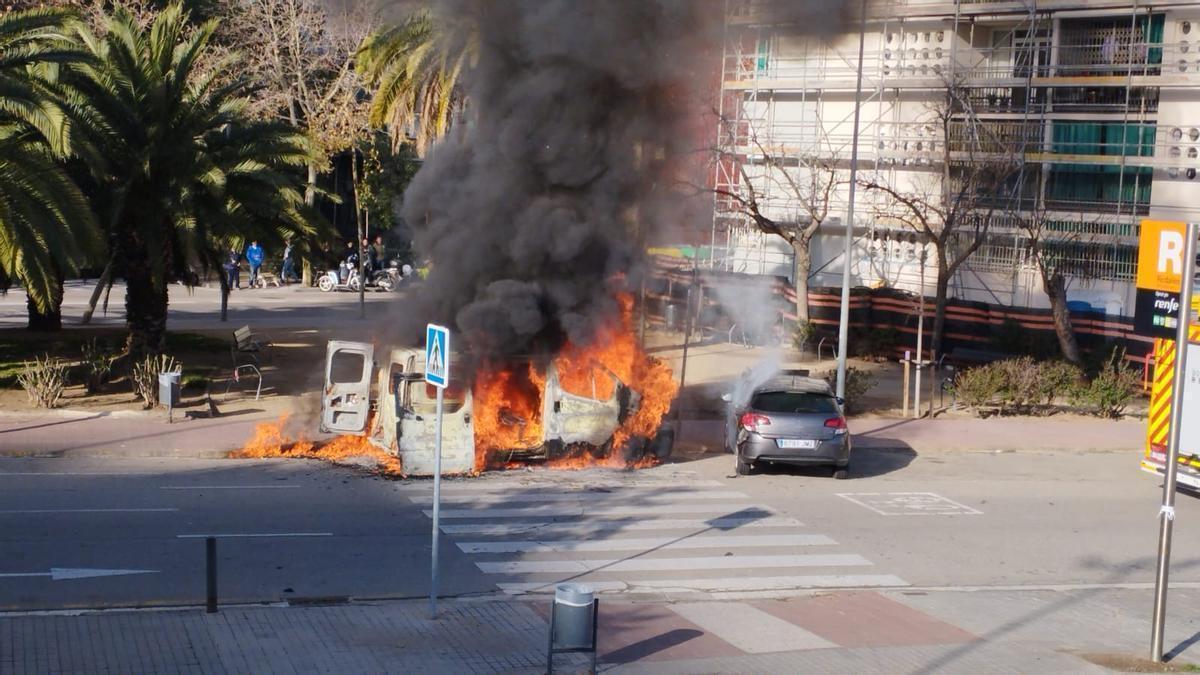 Los Bombers apagan el fuego de una furoneta aparcada en la avenida de América de L'Hospitalet.