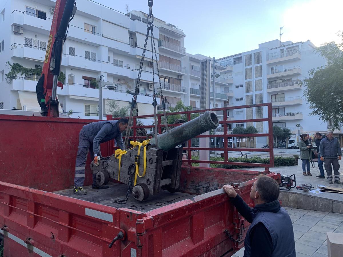 El cañón, ya retirado de la plaza esta mañana