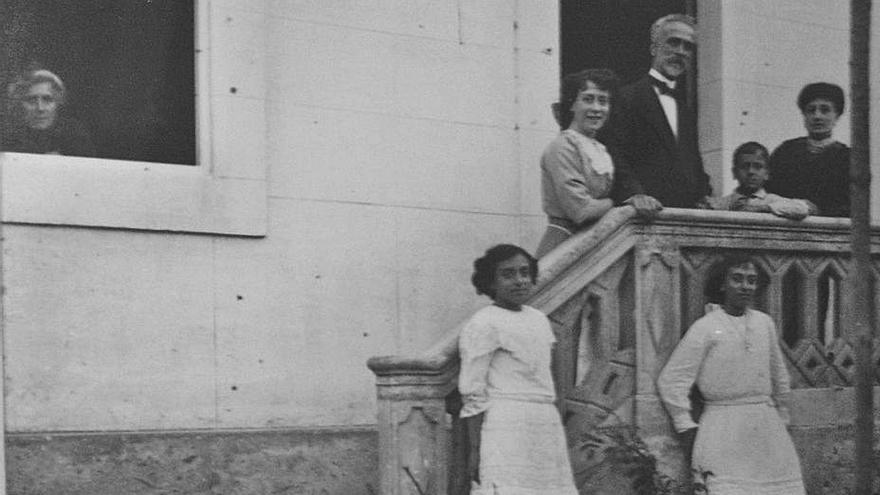 La maestra, en la ventana, en una imagen con su familia. |   //