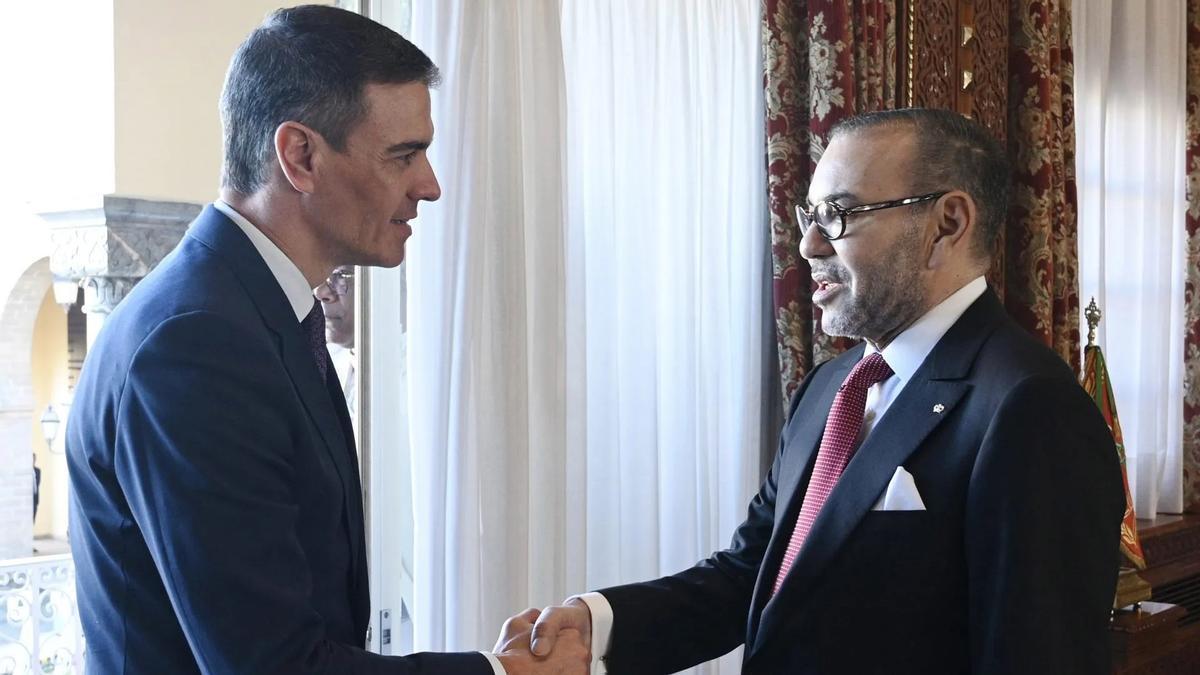 El presidente del Gobierno español, Pedro Sánchez, junto al rey Mohamed VI, durante un encuentro en Rabat.