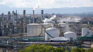 Instalaciones de la refinería de REPSOL en Tarragona.