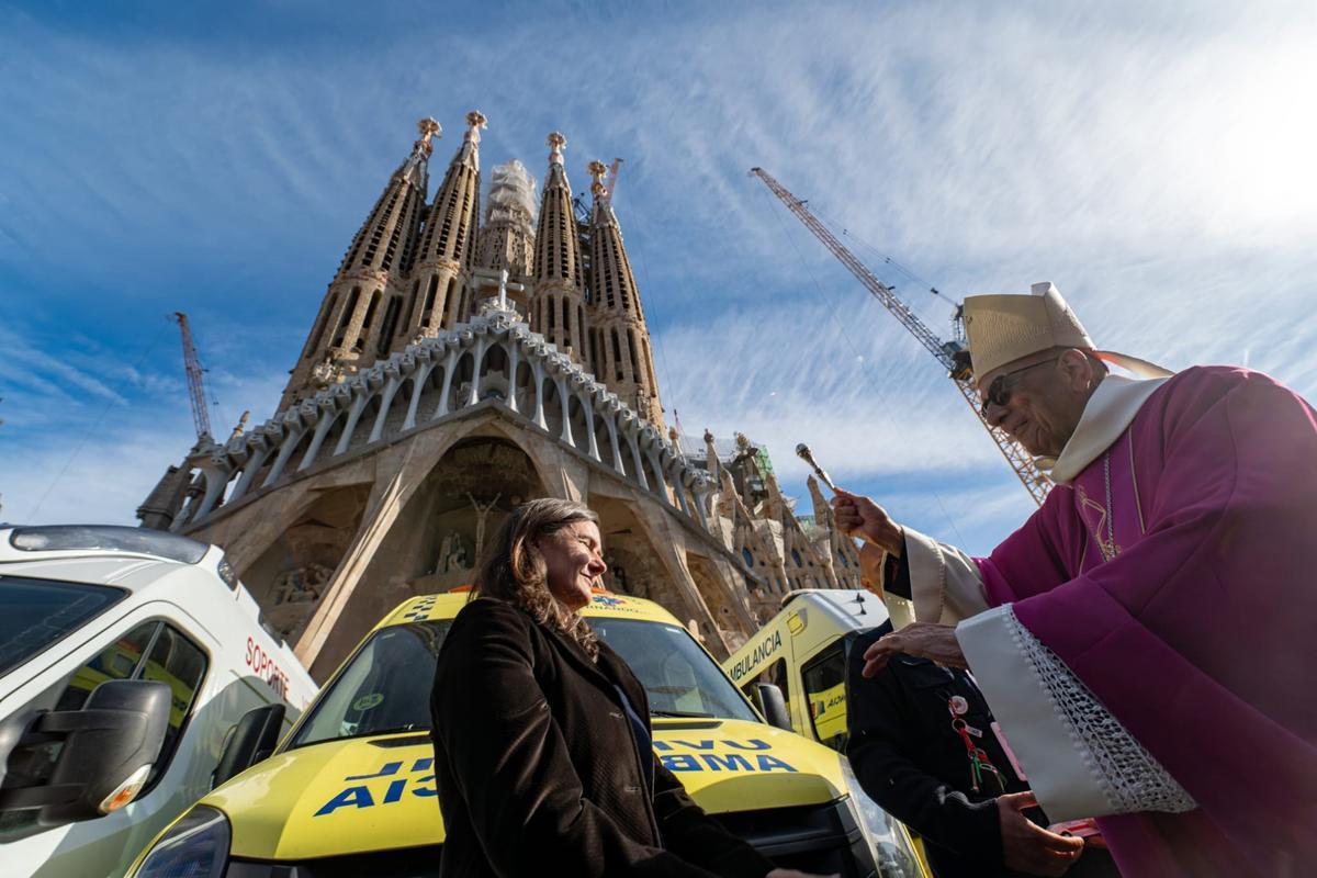 El arzobispo de Barcelona, Juan José Omella, bendice la caravana solidaria que envía ayuda humanitaria a Ucrania, en frente de la Sagrada Família.