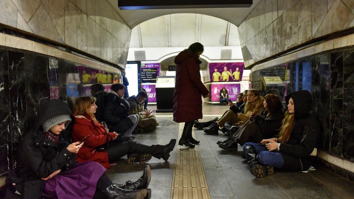 Refugiados en el metro en una ciudad ukranian.