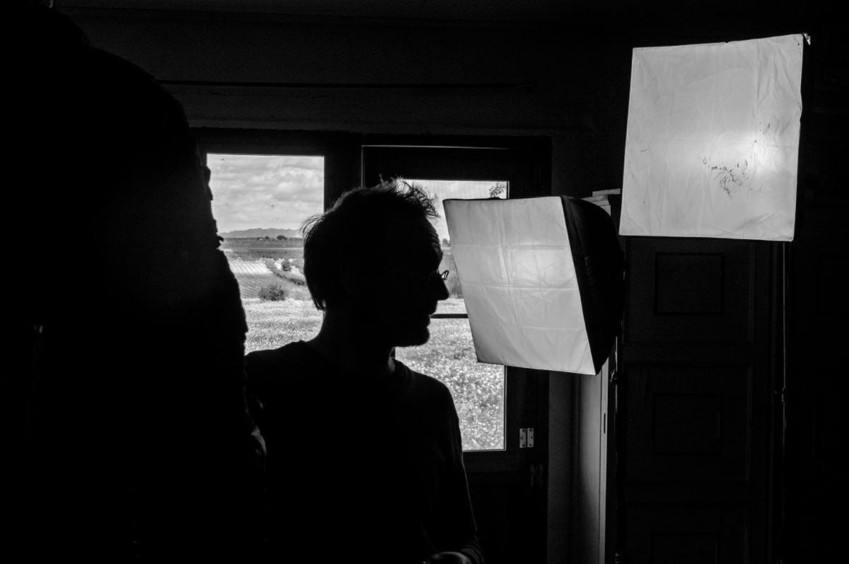 Manuel Páez trabajando en su estudio de Mula.