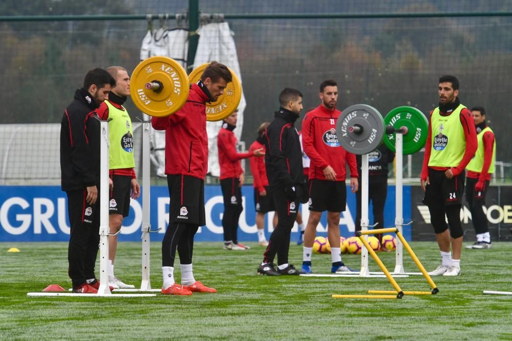 Natxo González dirigió un entrenamiento dividido en dos grupos para reforzar defensa y ataque. Los jugadores regresan mañana a Abegondo.