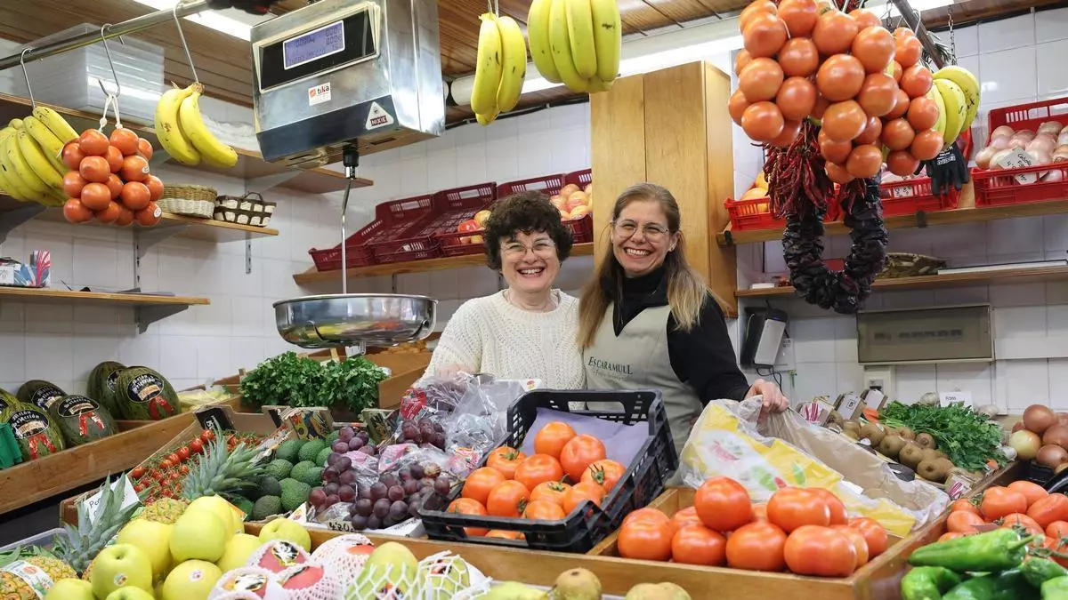 La frutera Marga Riera se jubila después de cuatro décadas en el Mercat Nou de Ibiza: "Es mi casa, lo voy a echar de menos"