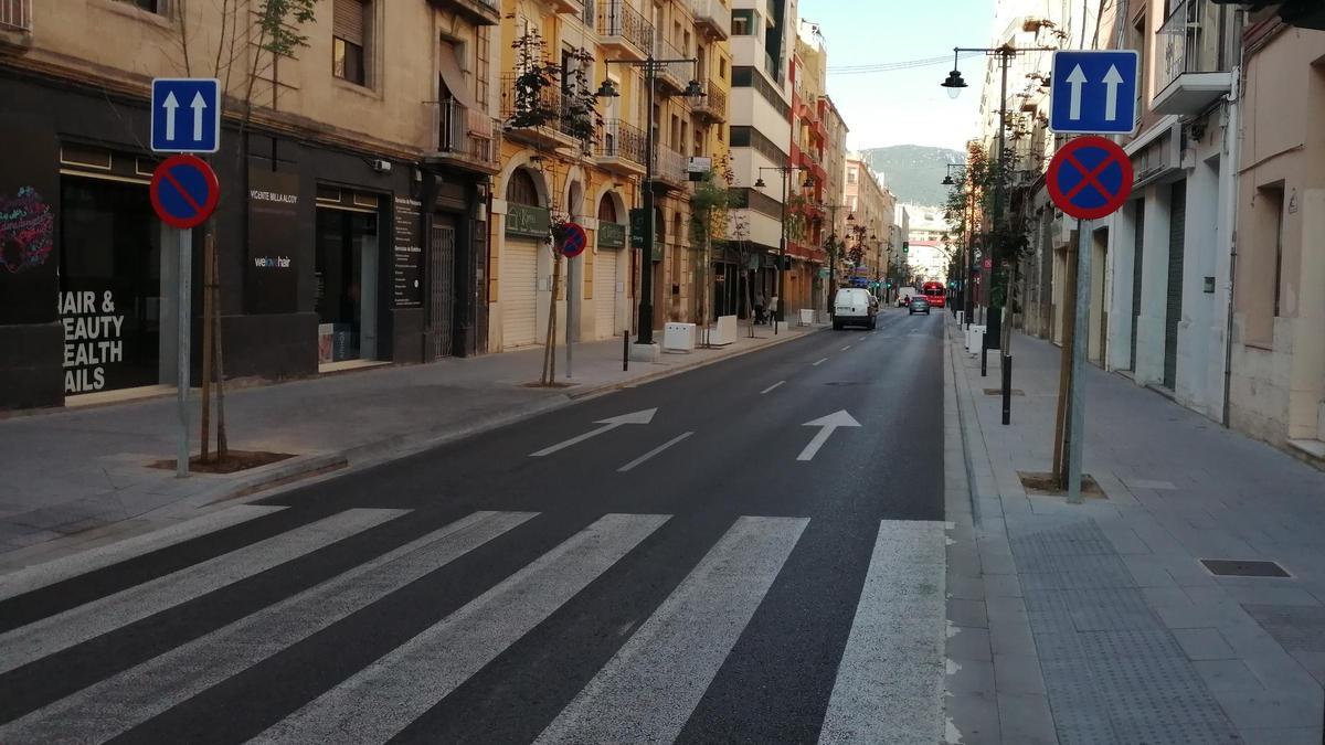 La calle Entença ha pasado a ser una ‘street lab’, en la que además se ha priorizado a los peatones.