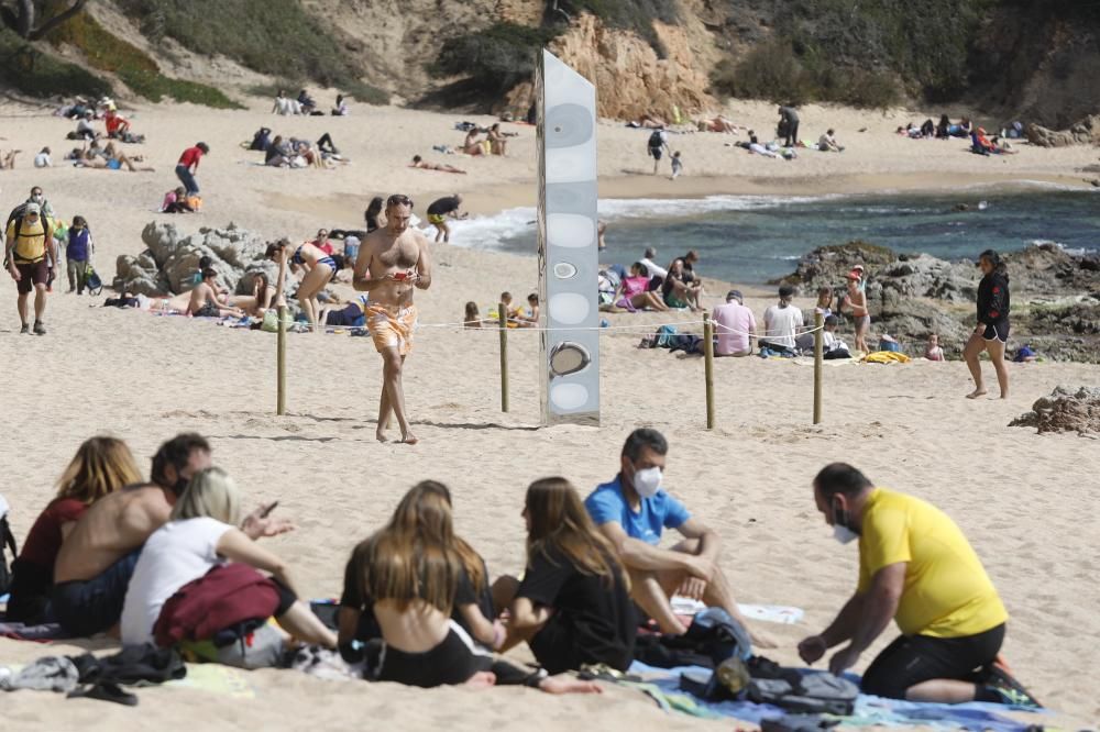 Apareix un misteriós monòlit a la platja de sa Conca