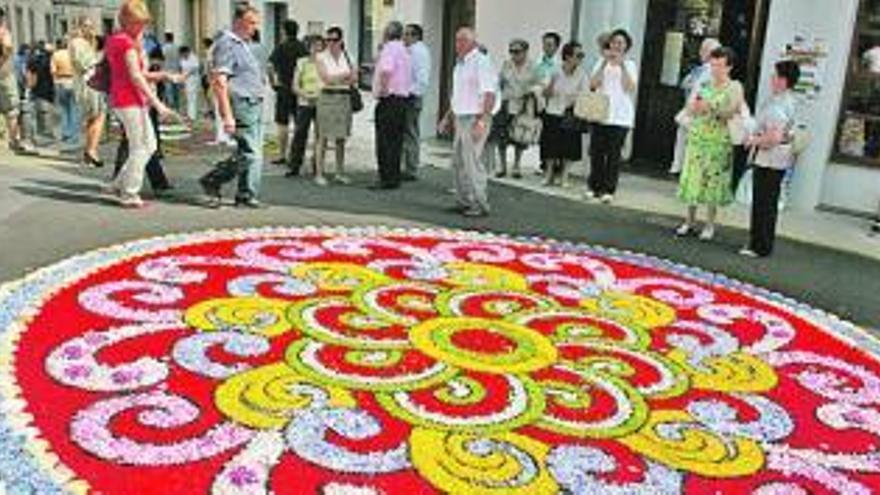 las calles multicolores, una atracción. Fueron numerosos los visitantes que disfrutaron del arte floral de los castropolenses, que recuperaron el altar delante del parque Vicente Loriente (sobre estas líneas, en el centro). / t. cascudo