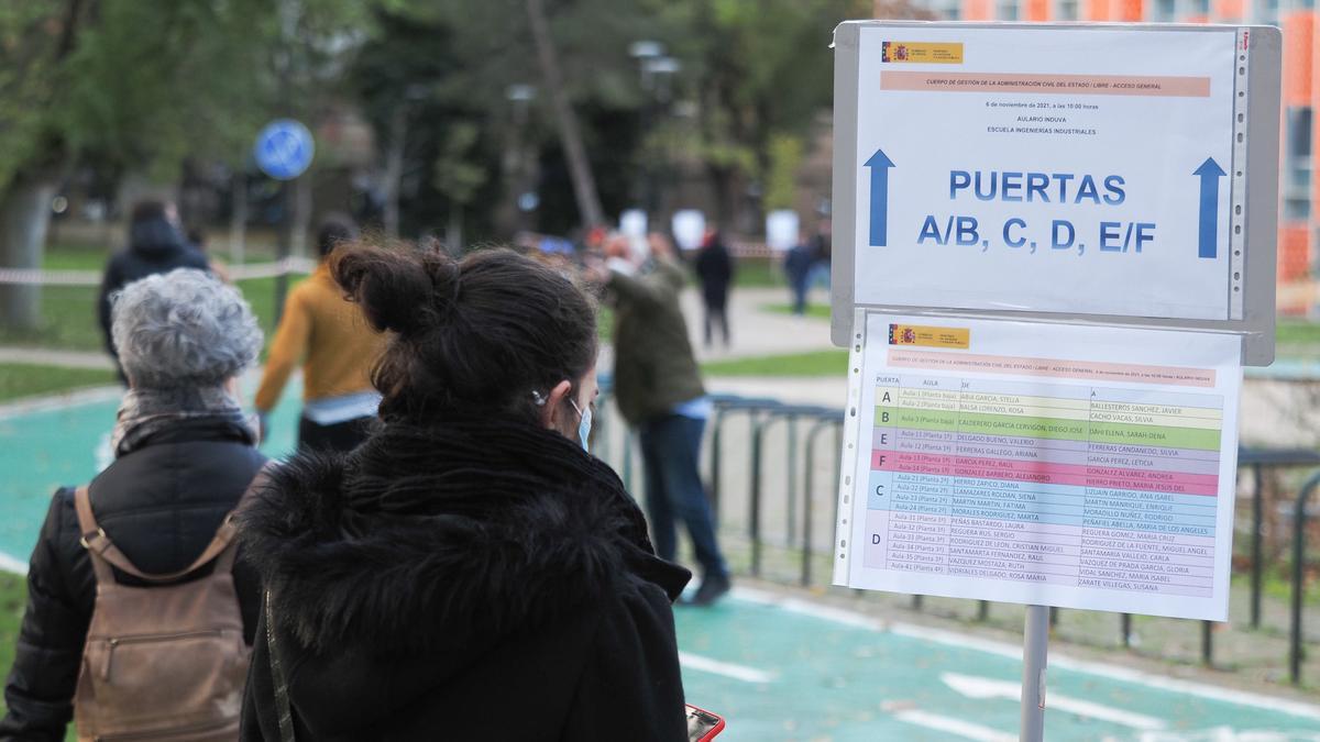 Varias personas acuden a las oposiciones.