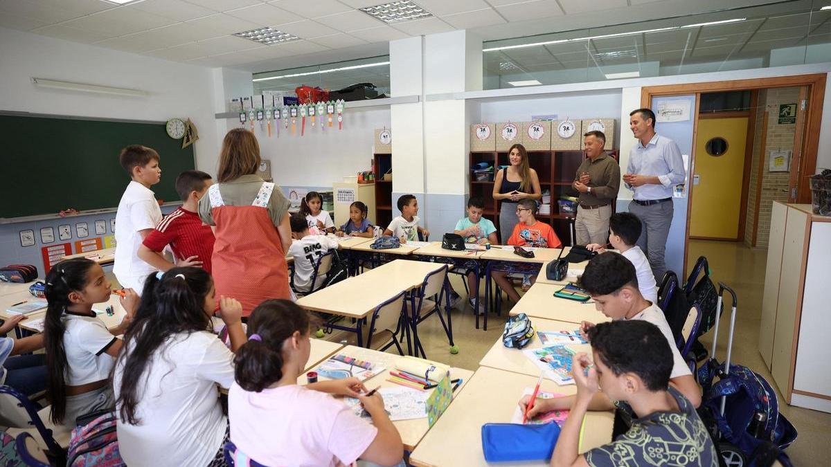 Foto de una visita del alcalde, Jorge Monferrer; y el concejal de Educación, Alejandro Clausell, a un colegio de Burriana.