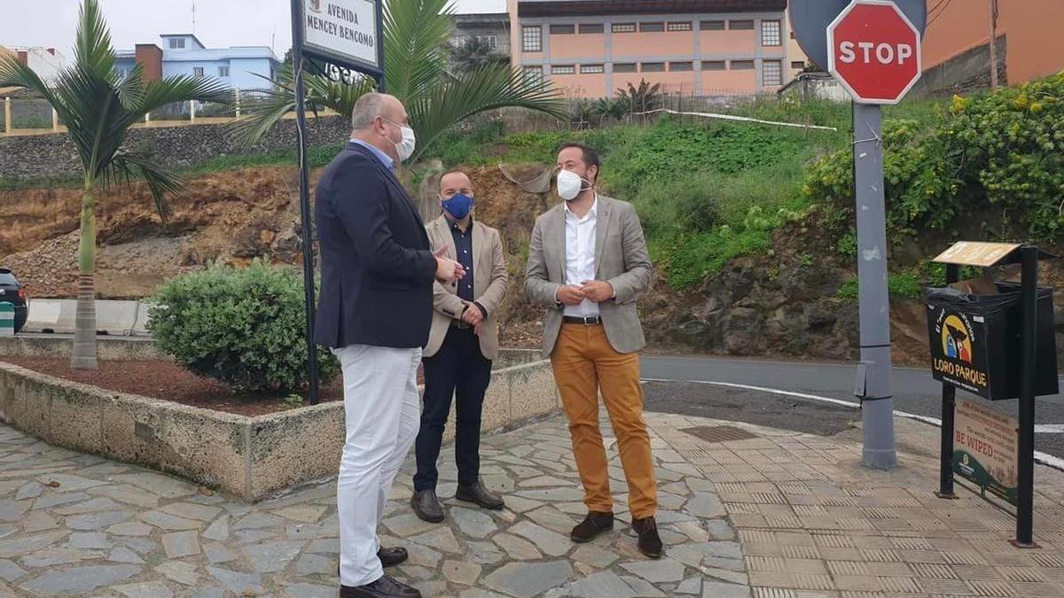 Visita de Arriaga y García a La Victoria, junto al alcalde Juan Antonio García Abreu