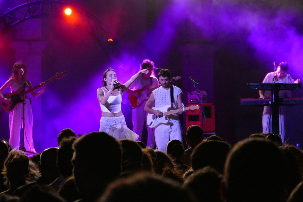 EN IMATGES | La música de Ginestà i Wilma's ressona al pati del Palau dels Comtes en el marc del Festival Istiu