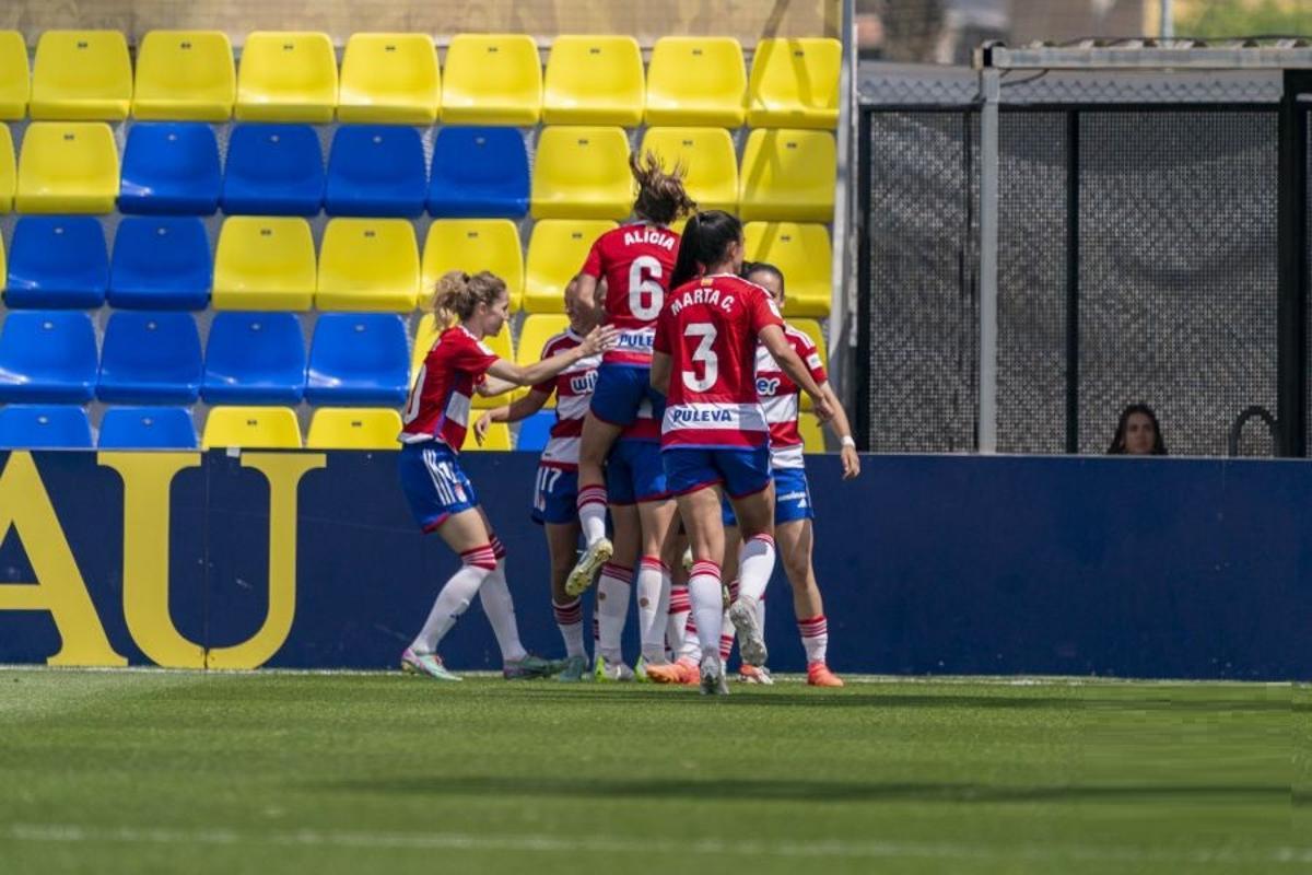 Las granadinas se adelantaron en el primer tiempo con el gol de Carlota Suárez.