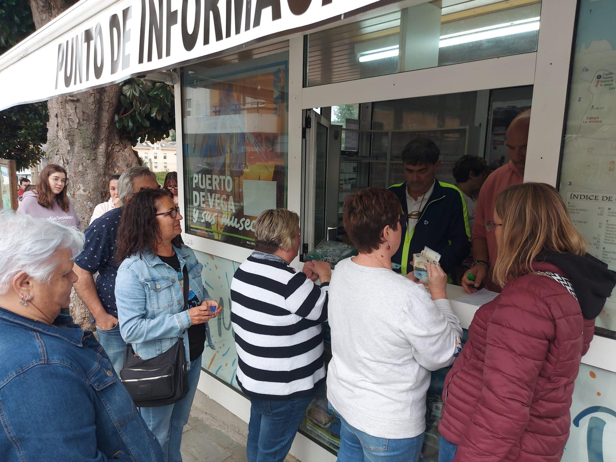 En imágenes: Colas en Puerto de Vega para conseguir una entrada para el partido de la Copa del Rey