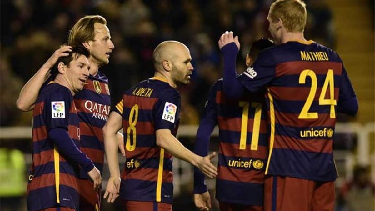 Los jugadores del Barça celebran uno de sus cinco goles contra el Rayo Vallecano